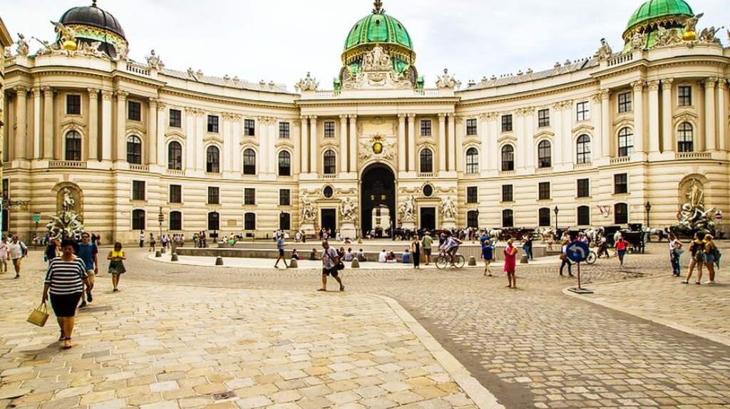 Cung điện Hofburg ở Vienna tượng trưng cho di sản văn hóa rực rỡ của Áo