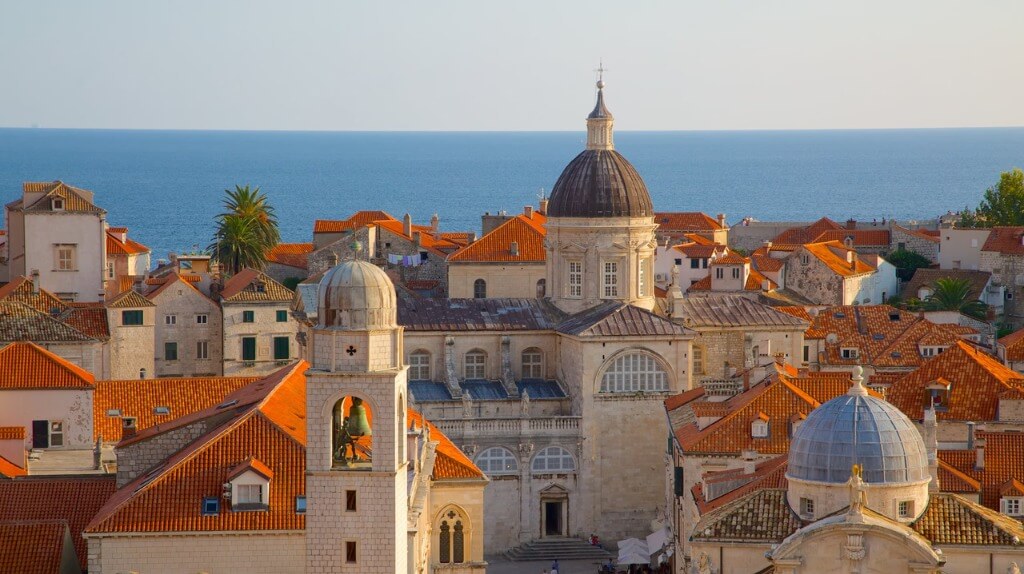 Nhà thờ lớn Dubrovnik nổi bật trong một thành phố đầy những tòa nhà cổ kính