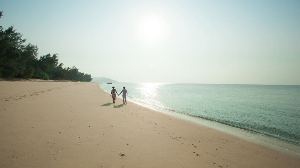 Dạo quanh ngắm hoàng hôn trên bãi biển đảo Cô Tô