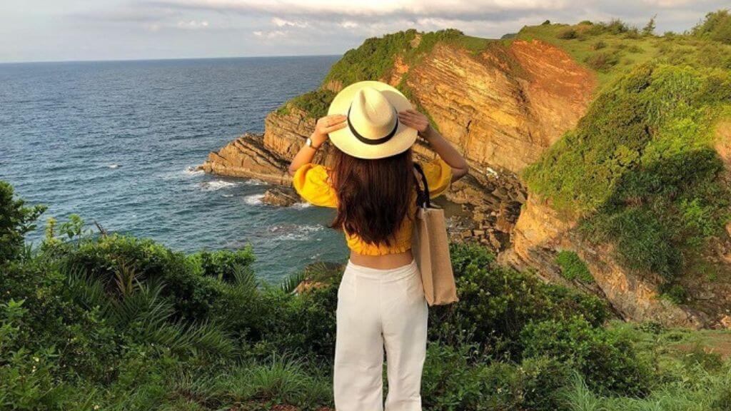 Du khách checkin bình minh tại Bãi đá Cầu Mỵ