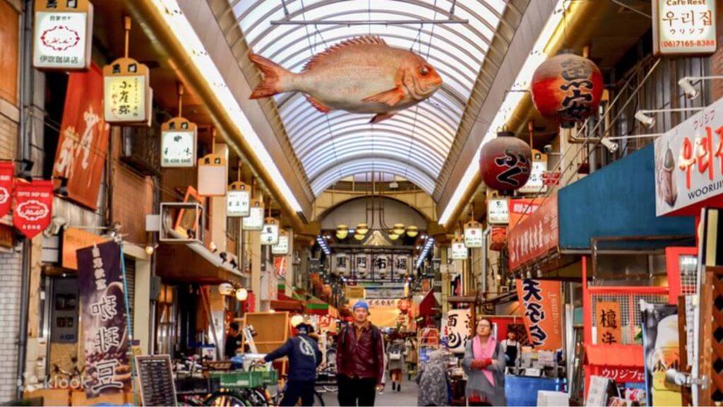 Chợ Kuromon   được mệnh danh là “nhà bếp của Osaka”, nổi tiếng với các quầy hải sản tươi sống