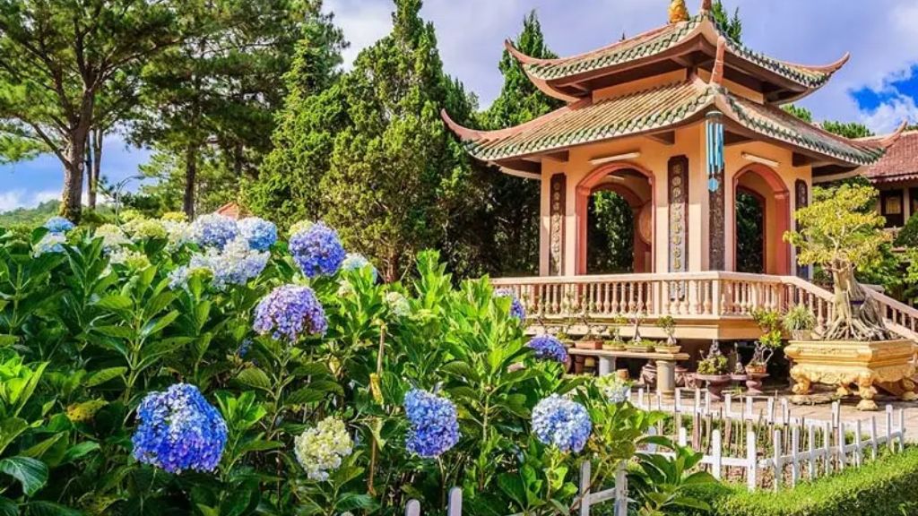 Khám phá vẻ đẹp Phật giáo hài hòa cùng thiên nhiên và muôn sắc hoa tại Thiền viện trúc lâm