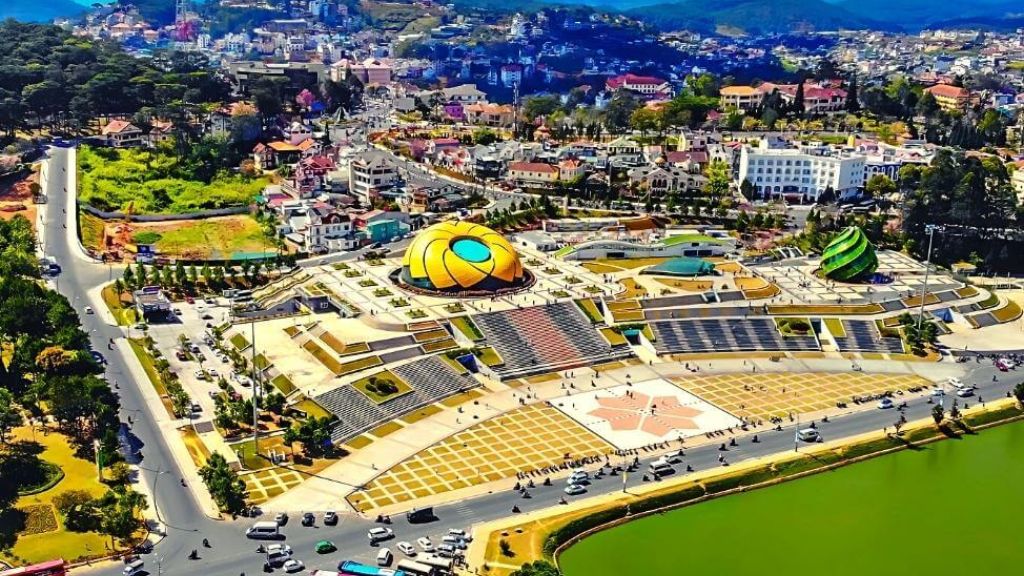 Quảng trường Lâm Viên nằm bên hồ Xuân Hương thơ mộng