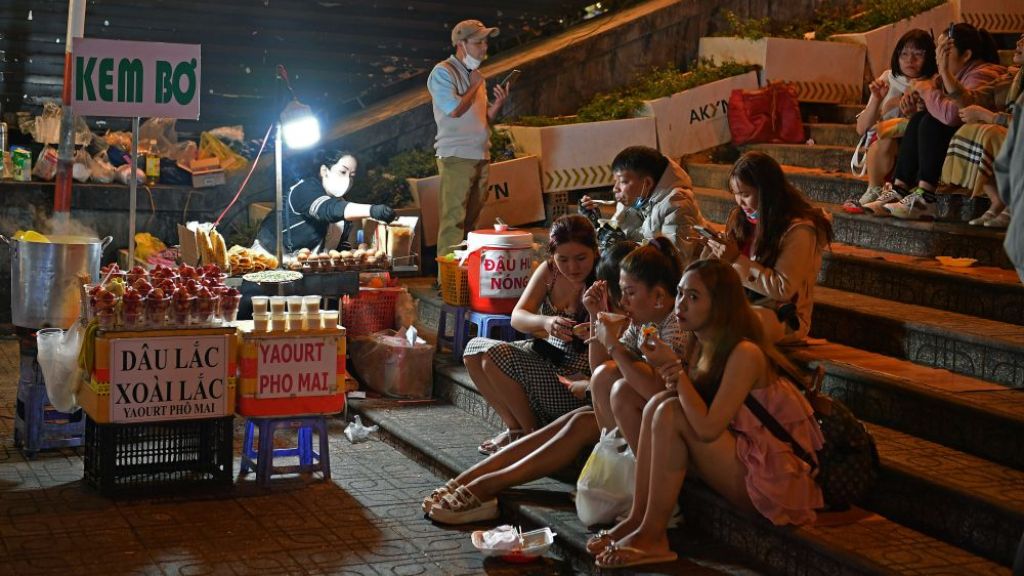 Thưởng thức những món ăn nóng hổi tại chợ đêm Đà Lạt