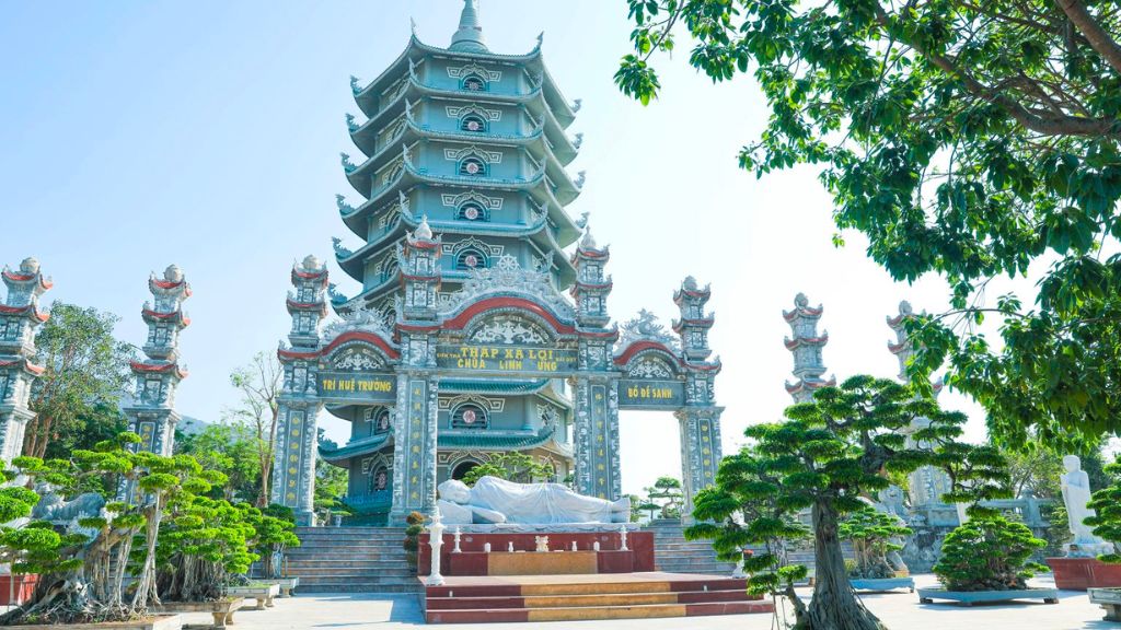 Tháp Xá Lợi tại chùa Linh Ứng