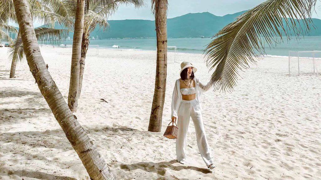 Check in bãi biển Mỹ Khê trong tour Đà Nẵng