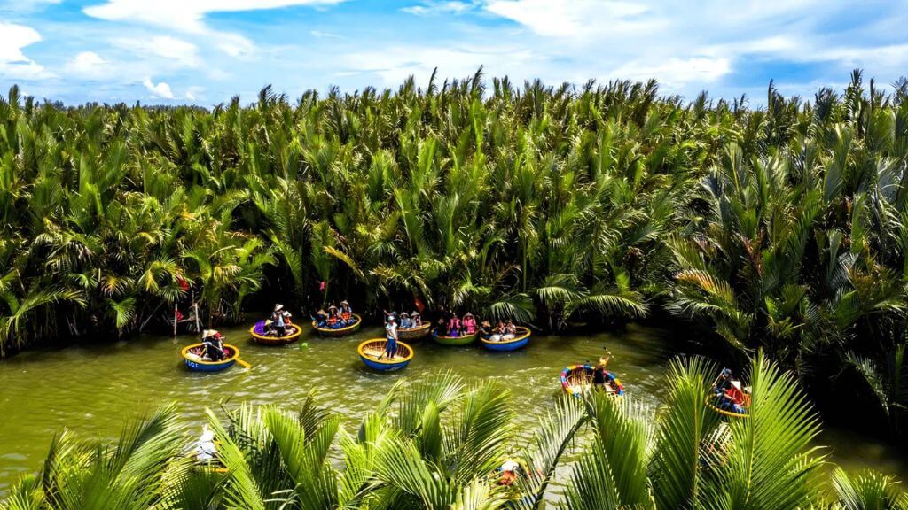 Du khách tham quan Rừng dừa Bảy Mãu ở Hội An