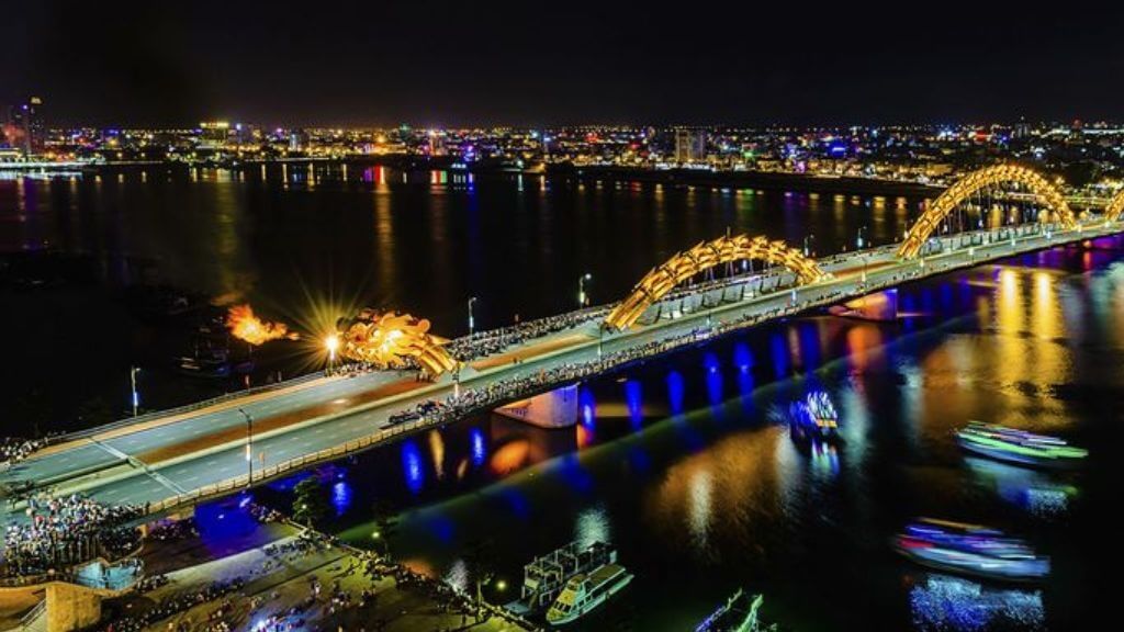 Cầu Rồng rực rỡ sắc màu giữa lòng Đà Nẵng