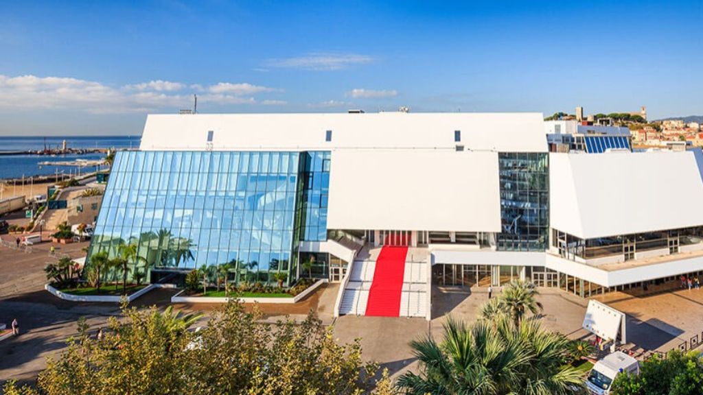 Đoàn tham quan cung Lễ hội và Đại hội Palais des Festivals et des Congrès