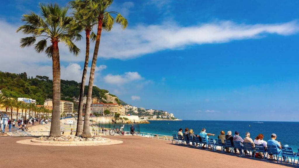 Du khách đi dạo tại Promenade des Anglais