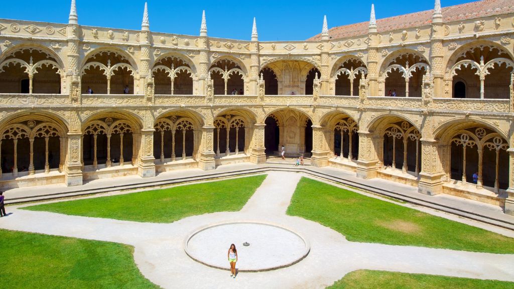 Du khách tham quan Tu viện Jeronimos Monastery