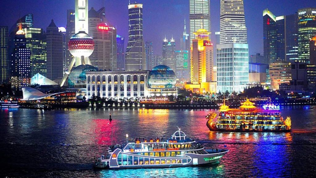 Du khách có thể tham gia chương trình du thuyền trên sông Hoàng Phố