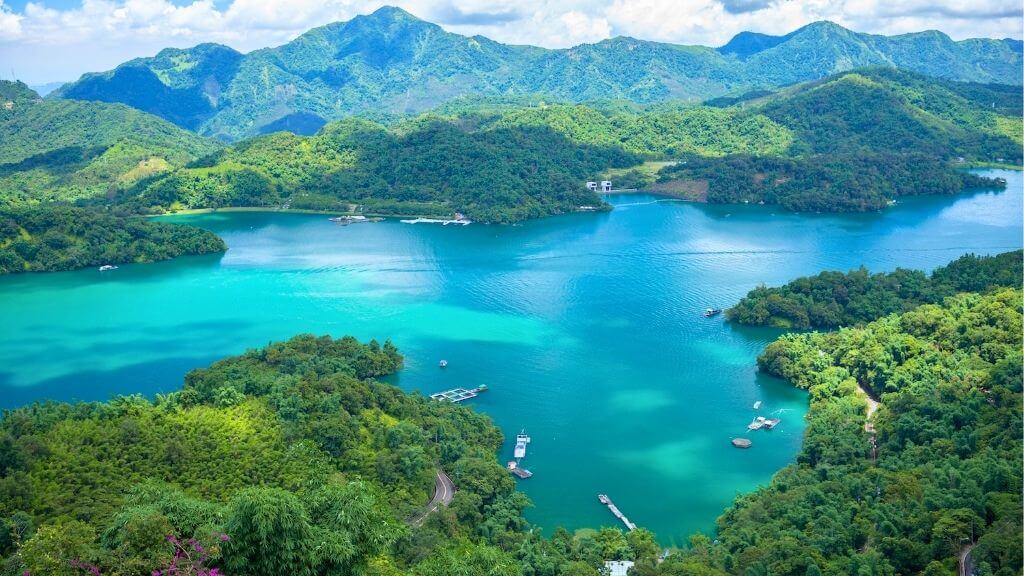 Hồ Nhật Nguyệt thơ mộng dưới ánh nắng ban mai