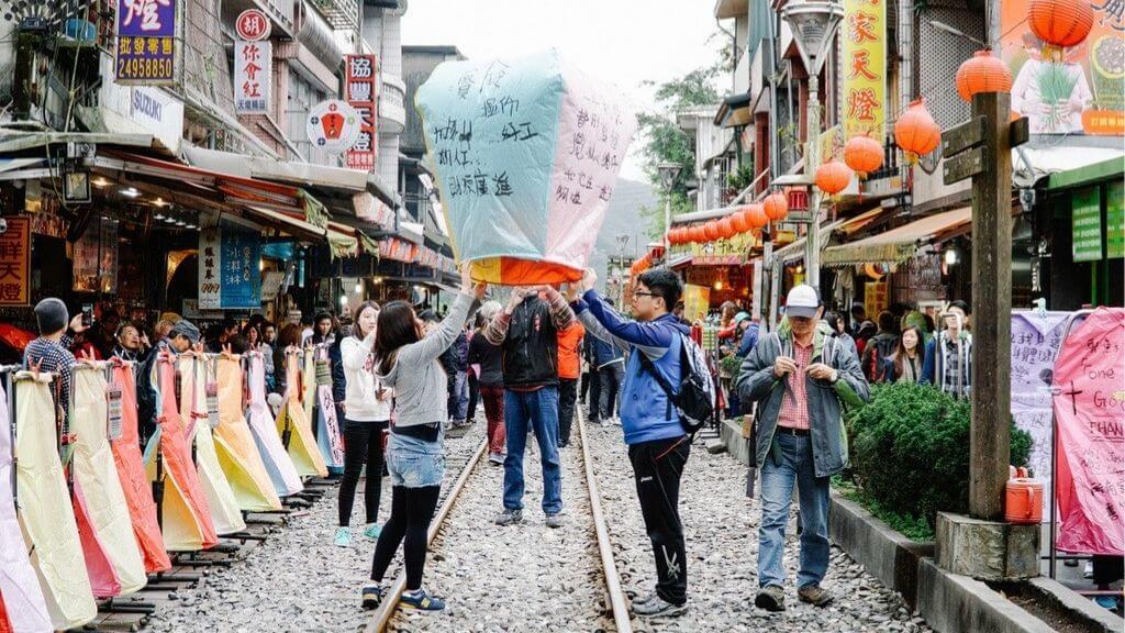 Thả đèn trời ước nguyện đầu năm tại Phố cổ Thập Phần