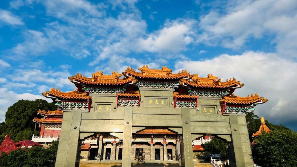 Miếu Văn Võ bên bờ Nhật Nguyệt thơ mộng