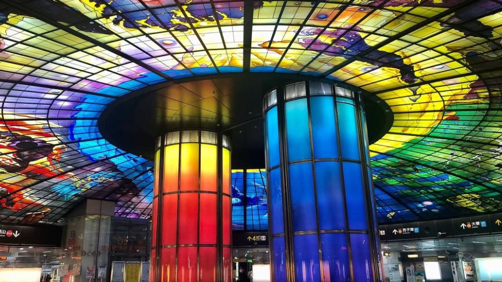 Ngắm nhìn sắc màu rực rỡ tại Trạm MRT Formosa Boulevard (b   b ee)