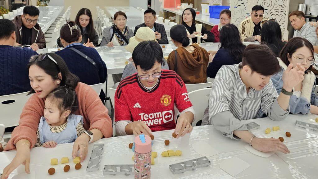 Đoàn tham gia trải nghiệm tự tay làm bánh dứa