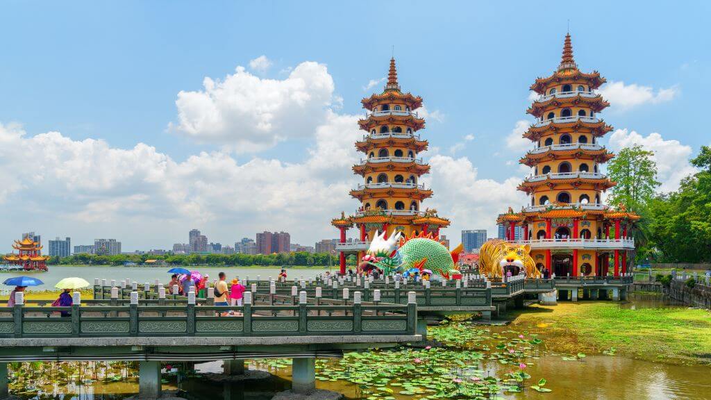 Du khách chiêm ngưỡng kiến trúc ấn tượng của Tháp Long Hổ