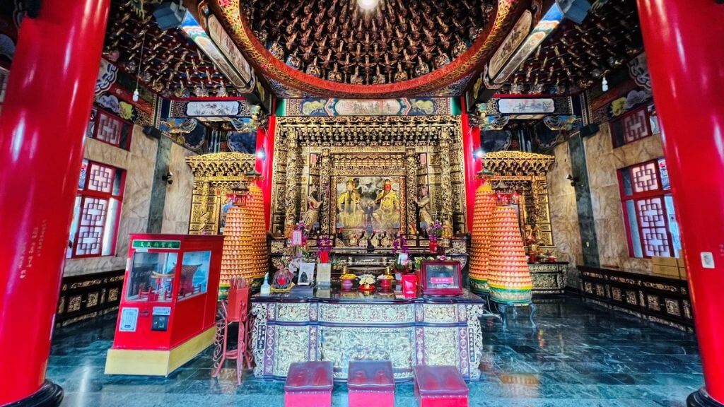 Không gian linh thiêng bên trong Văn Võ Miếu