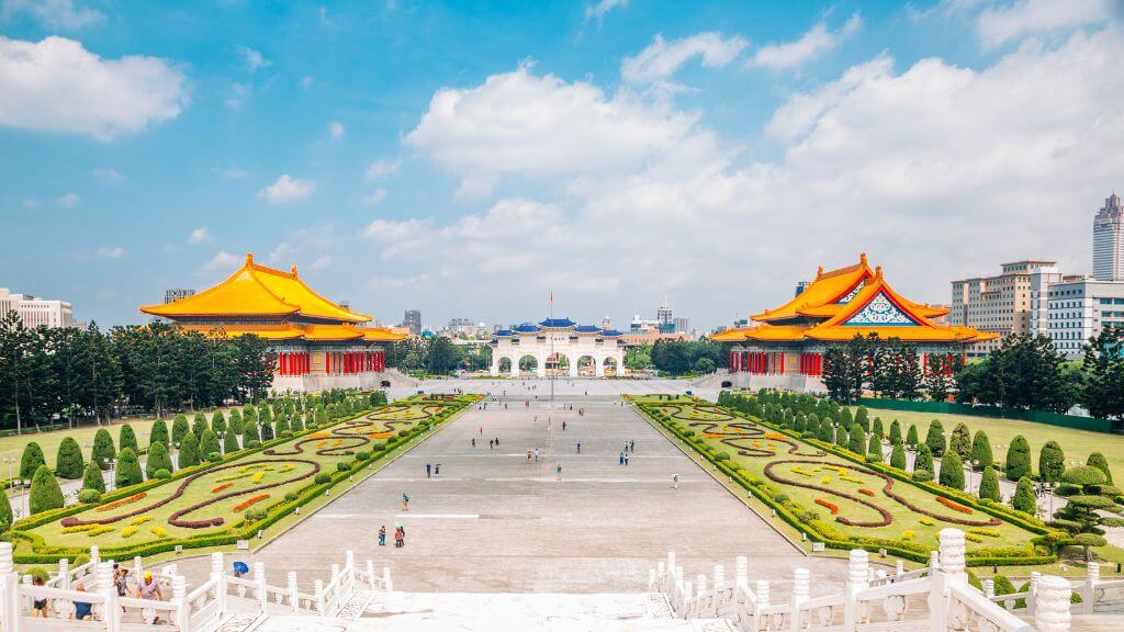 Không gian rộng rãi và uy nghiêm tại Đài Tưởng Niệm Tưởng Giới Thạch