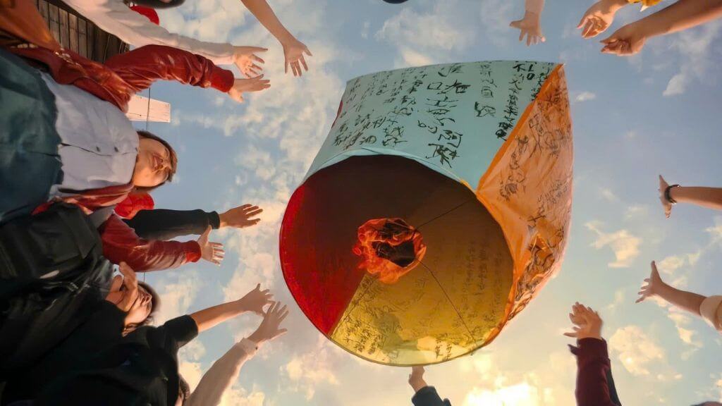 Thả đèn trời ước nguyện tại Phố cổ Thập Phần