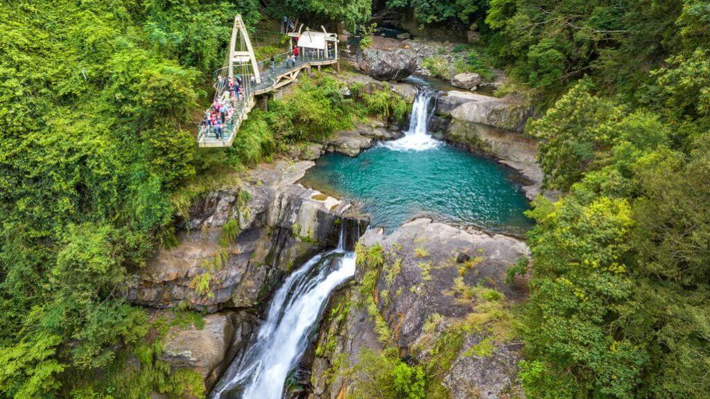 Trải nghiệm Cầu kính Xiao Wulai ngắm thác nước Xiao Wulai trong xanh