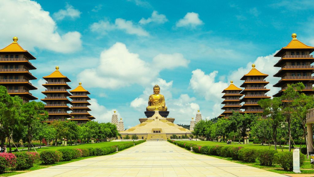 Chùa Phật Quang Sơn với bức tượng đồng nổi bật