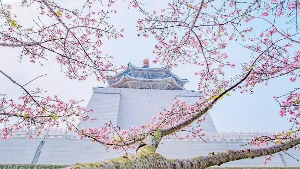 Sắc xuân bên Đài Tưởng Niệm Tưởng Giới Thạch