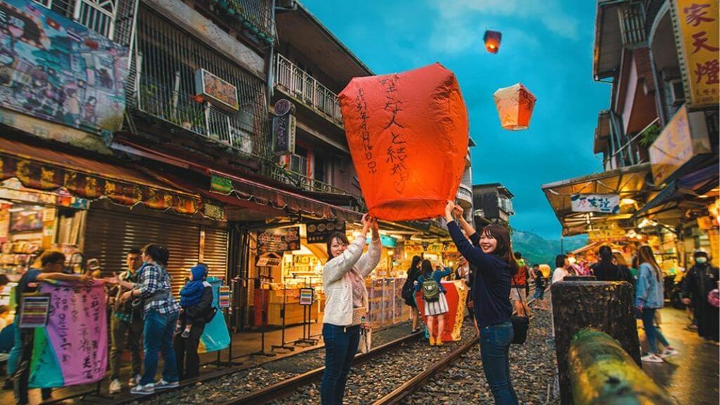 Du khách tham gia hoạt động thả đèn cầu nguyện