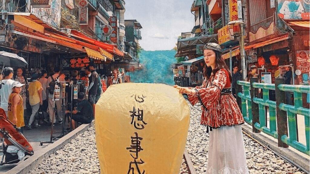 Du khách check-in tại phố cổ Thập Phần