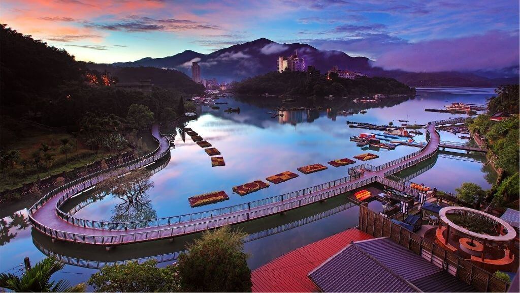 Hồ Nhật Nguyệt - hòn ngọc đa sắc của Đài Loan