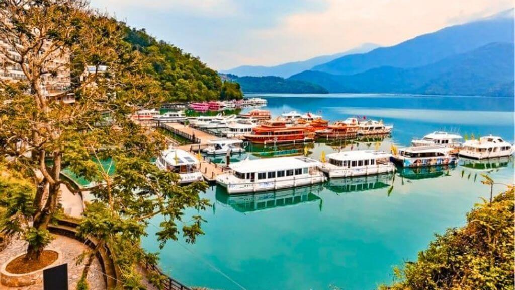 Chiêm ngưỡng sắc vàng tại Hồ Nhật Nguyệt