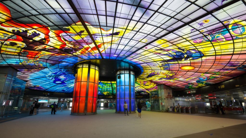 Bên trong nhà ga tàu điện ngầm Formosa Boulevard là một công trình nghệ thuật với 4 500 tấm kính lớn nhất thế giới