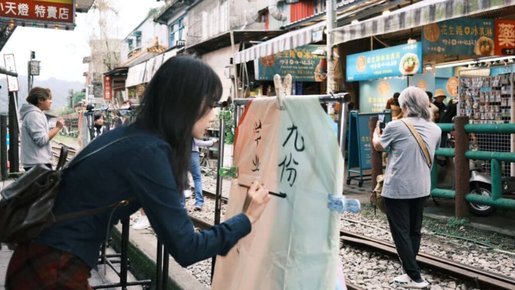 Du khách cũng có thể ghi điều ước lên đèn lồng và thả lên trời