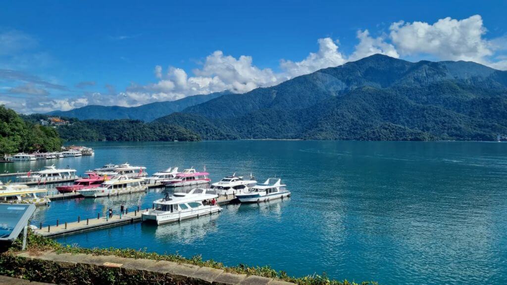 Hồ Nhật Nguyệt – Vẻ bồng lai tiên cảnh níu chân du khách