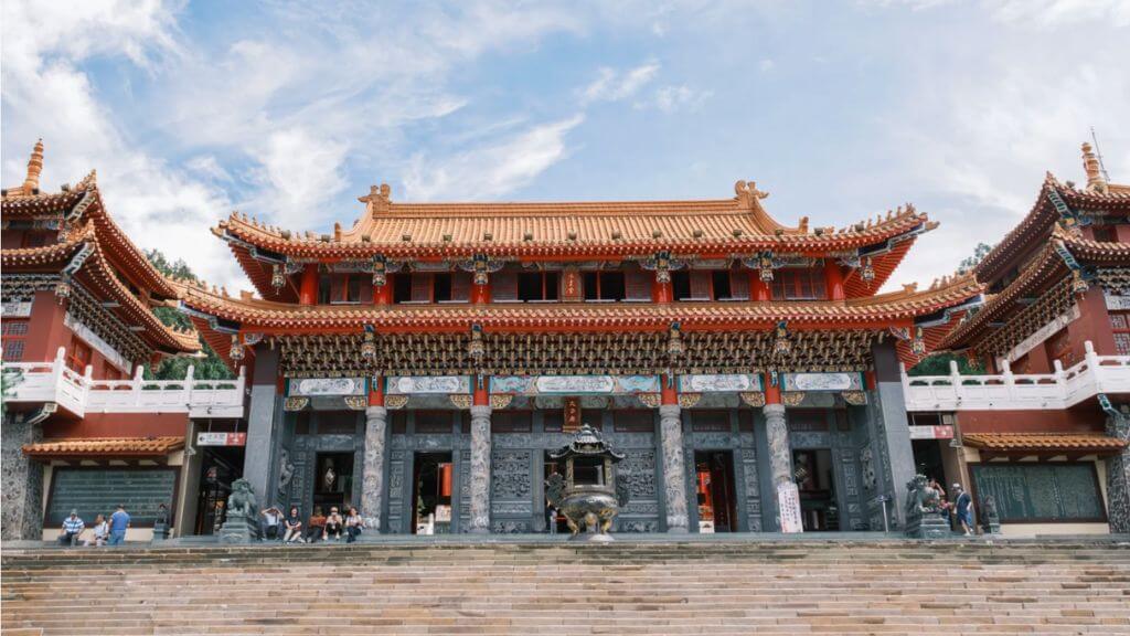 Võ Văn Miếu là nơi thờ Khổng Tử (Văn Miếu) và Quan Công (Võ Miếu) nằm ở bờ hồ phía bắc của Nhật Nguyệt Hồ