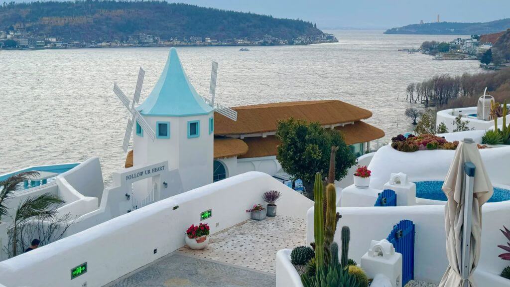 Santorini Đại Lý – tổ hợp kiến trúc trắng xanh nổi bật bên hồ Nhĩ Hải