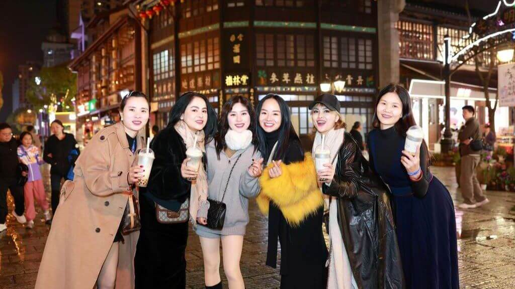 Tự do vui chơi và ăn uống tại Phố Kim Mã Bích Kê
