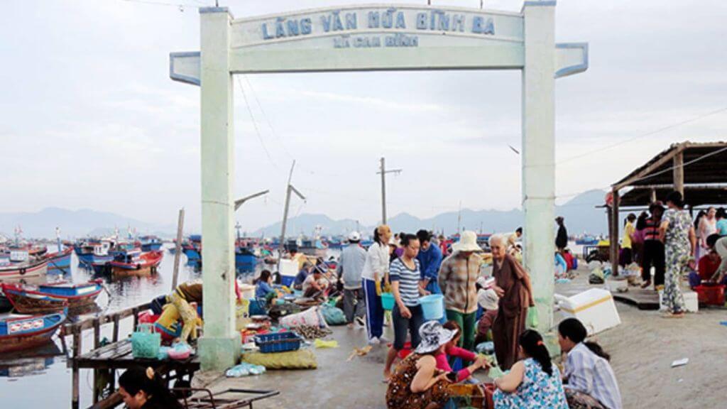 Tham quan chợ Bình Ba