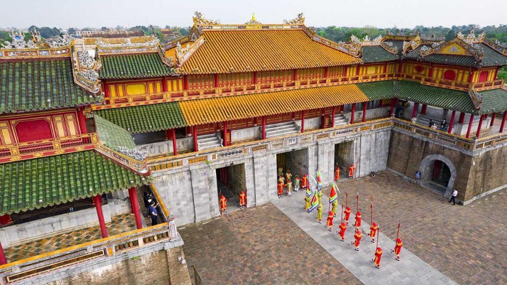 Tham quan Kinh thành Huế trong tour du lịch miền Trung