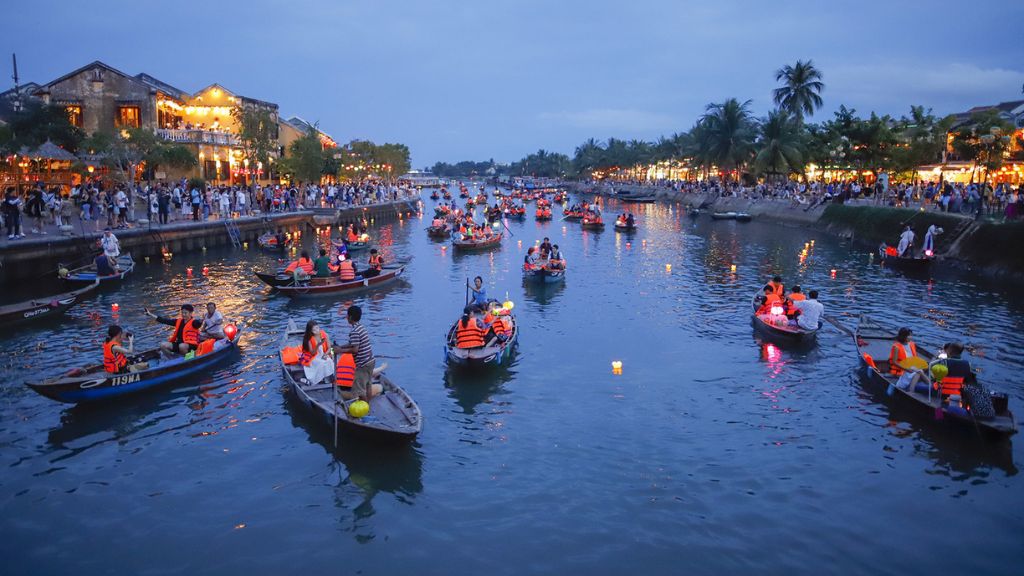 Thả đèn hoa đăng trên sông Hoài