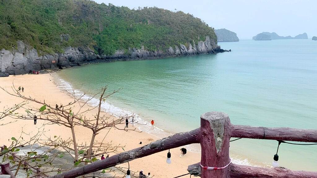 Màu nước trong xanh của hòn ngọc Vịnh Bắc Bộ