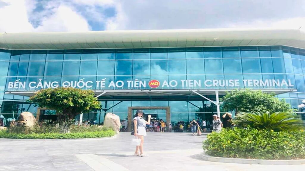 Du khách check in tại Cảng Ao Tiên