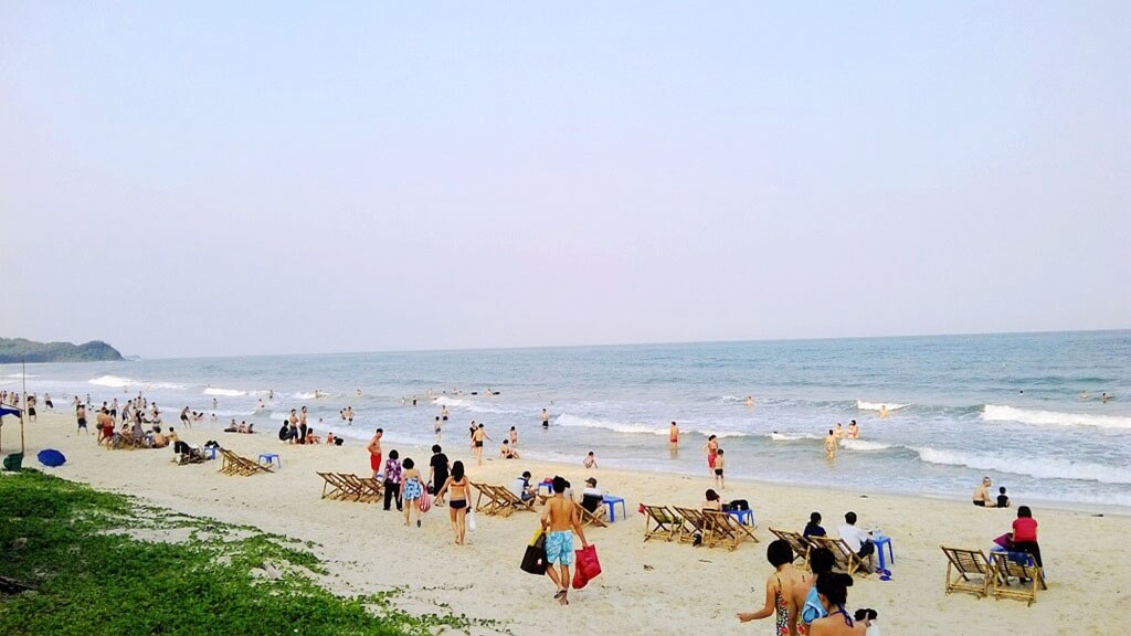 Du khách tự do vui chơi tại bãi biển Minh Châu
