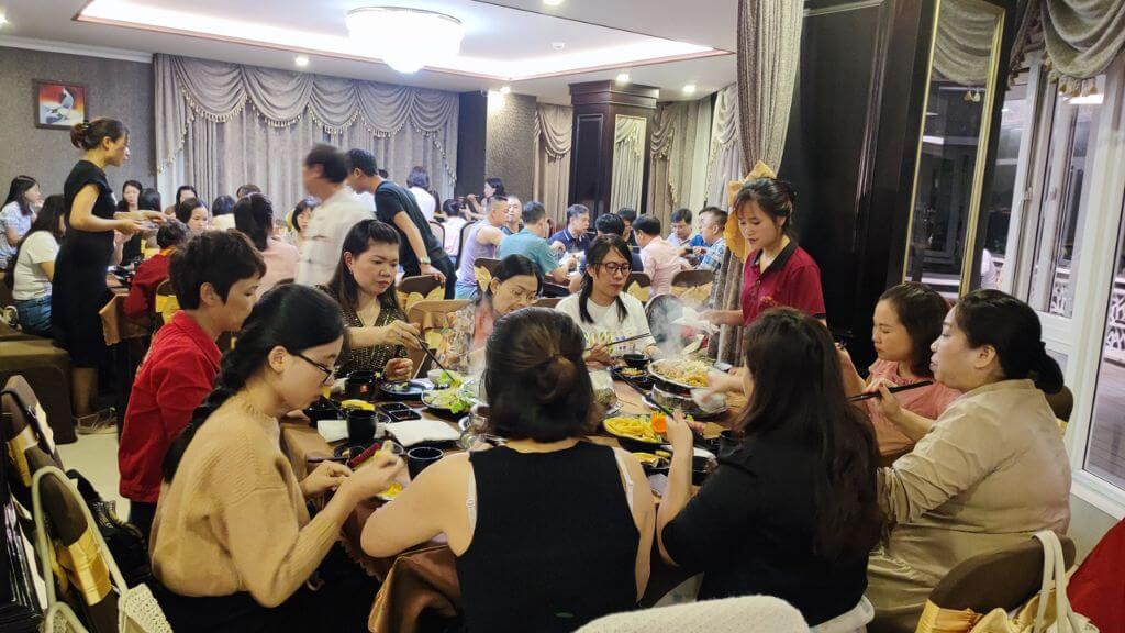 Du khách tận hưởng bữa ăn đậm đà hương vị địa phương.