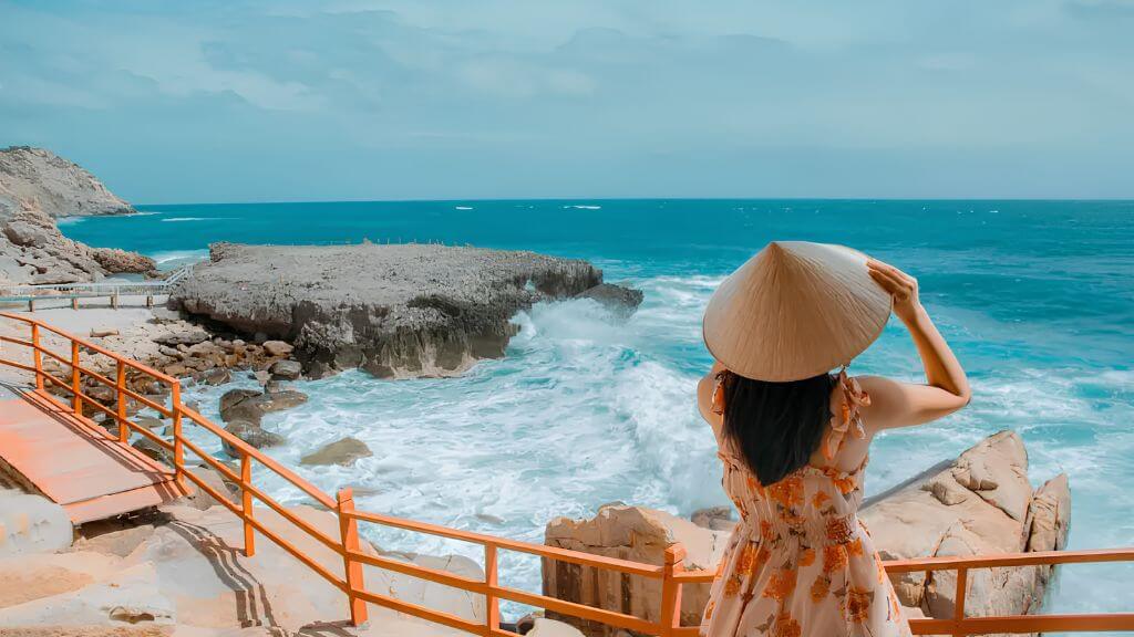 Hang Rái – kiệt tác đá cổ giữa lòng biển xanh