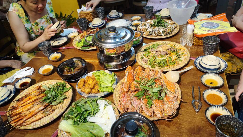 Du khách thưởng thức bữa tiệc hải sản tươi ngon