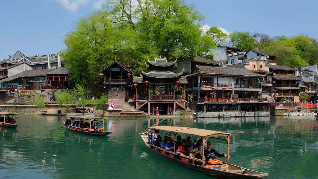 Du khách trải nghiệm du thuyền ngắm cổ trấn
