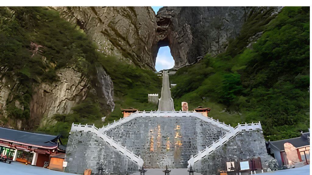 Đường lên cổng trời Thiên Môn Sơn