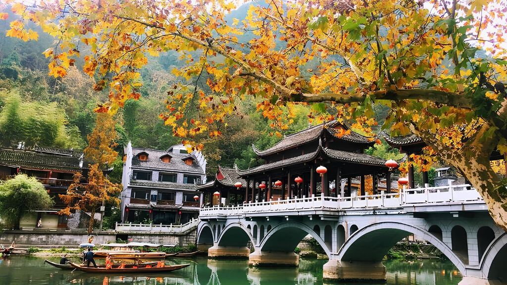 Mùa thu lá vàng tại Phượng Hoàng Cổ Trấn